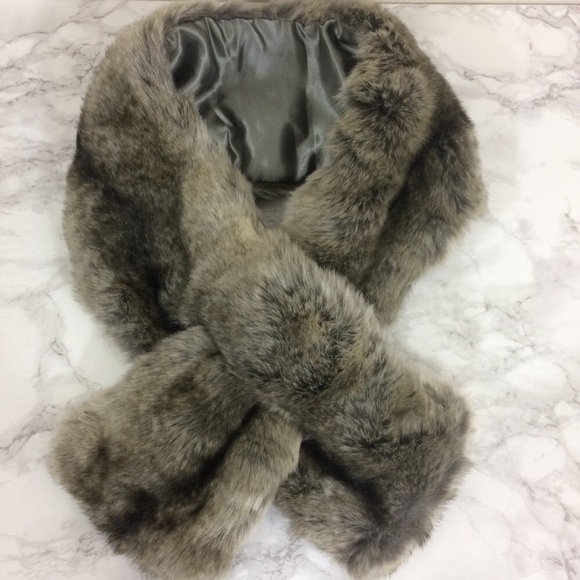 Dennis Basso NWOT Gray Faux Fur Criss-cross Scarf - Picture 1 of 8